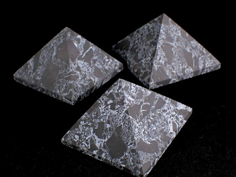 ギャランティカード付属 Sサイズ シュンガイト シュンガ石 ノンポリッシュ ピラミッド 幅約5cm-5.5cm×高さ約3cm-3.5cm