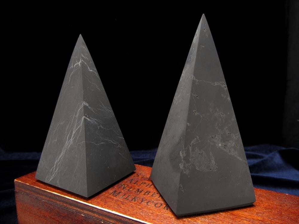 艶なしマットタイプ Sサイズ シュンガイト 鋭利なピラミッド置物 高さ約5.5cm-6cm×幅約2.5cm-3cm 1個売り 地球上で唯一の天然フラーレンを含む希少鉱物
