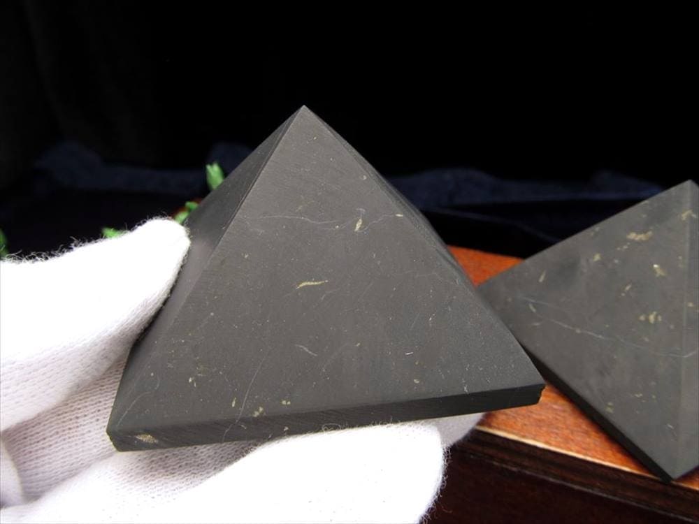 艶なしマットタイプ Mサイズ シュンガイト 艶消しマット ピラミッド 置物 幅約5cm×高さ約3cm-3.5cm 1個売り 地球上で唯一の天然フラーレンを含む希少鉱物