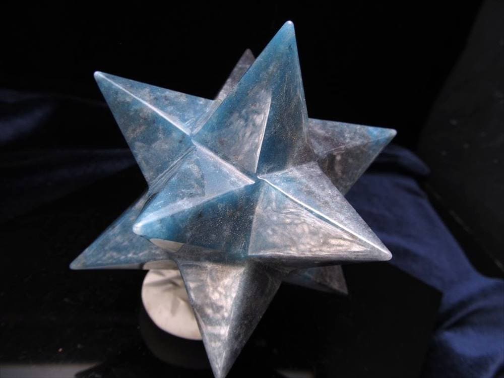 最強形状 トロレアイトインクォーツ トロール石 アステロイド 小星型12面体 置き物 最大幅約9.5cm 約299g 五芒星と六芒星と正十二面体を兼ね備える
