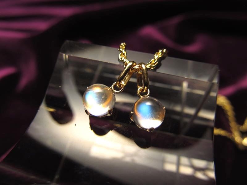 ロイヤルクラス ブルームーンストーン ペンダントトップ ぷっくりラウンド型 石サイズ縦約5mm 18金ゴールド 超透明宝石質 極上ブルーシラー 永遠の愛の象徴