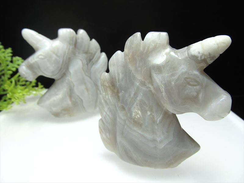 ホワイトアゲート 白瑪瑙 ユニコーン 彫り 高さ約50mm 重さ45g-55g前後 天然のストライプ模様 心を安定させリラックスさせる 瑪瑙 メノウ インテリアに