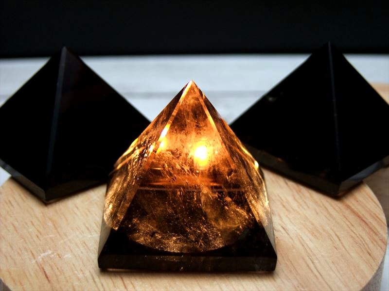 1個売り スモーキークォーツ ピラミッド 置物 60g-80g 空間の浄化や魔除け・厄除けに 透明天然茶水晶 パワーストーン 天然石