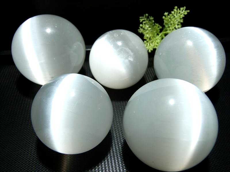 純白 聖母マリアのガラス 美品キャッツアイセレナイト 透石膏 丸玉 置物 直径64mm-68mm カルマの浄化に メキシコ産 パワーストーン 天然石