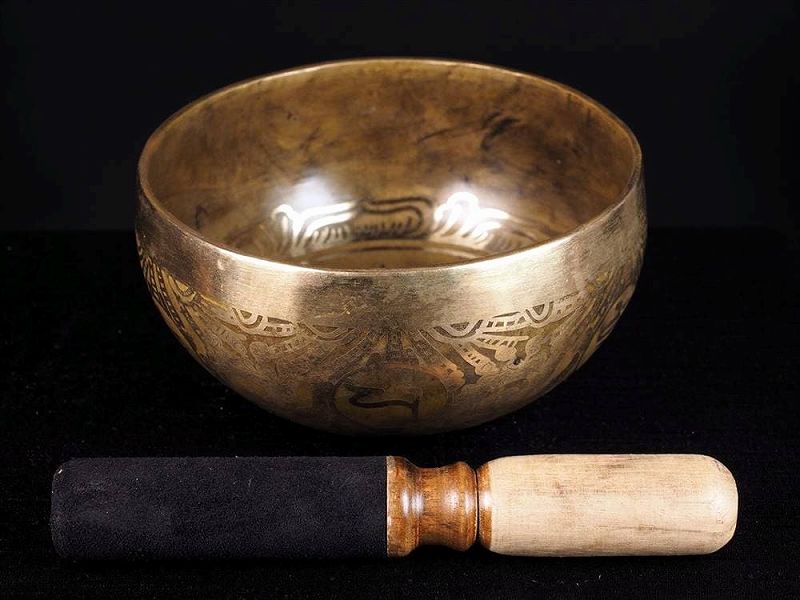 金属製シンギングボウル 瞑想鈴 マレット 枹 ばち 付き 高さ約7cm 幅約15cm 精巧な吉祥の柄 癒しと浄化の音色 六字真言柄&十字金剛杵彫刻 チベット仏教