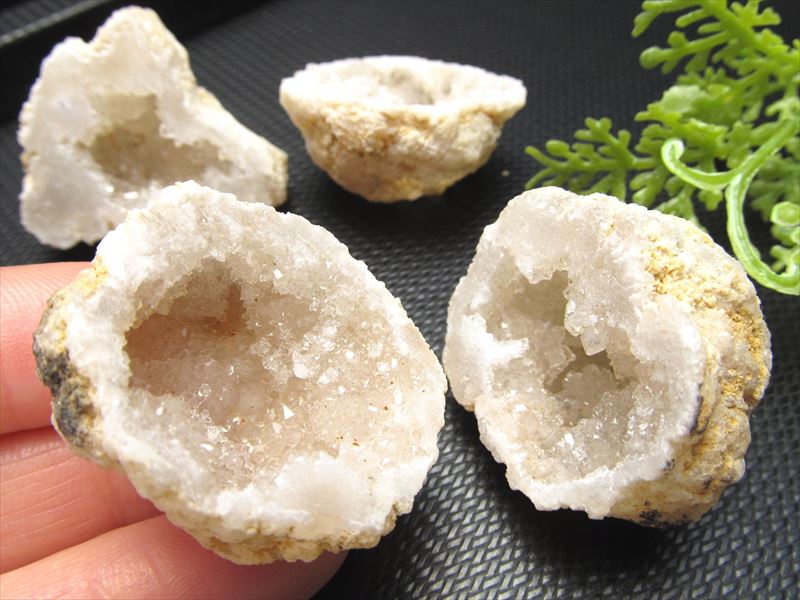 Sサイズ モロッコ産 ミニジオード 晶洞 ハーフカット 約3.5cm-4.5cm前後 1個売り 水晶原石 アクセサリーの浄化にも 天然石 パワーストーン 宅配便発送です