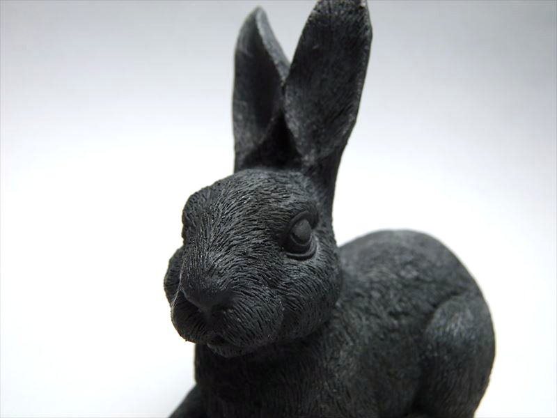 シュンガイト シュンガ石 兎 ウサギ 置物 高さ約9cm×幅約9cm うさぎモチーフ 子孫繁栄 商売繁盛 精巧にデザインされた毛並 ギャランティー付属