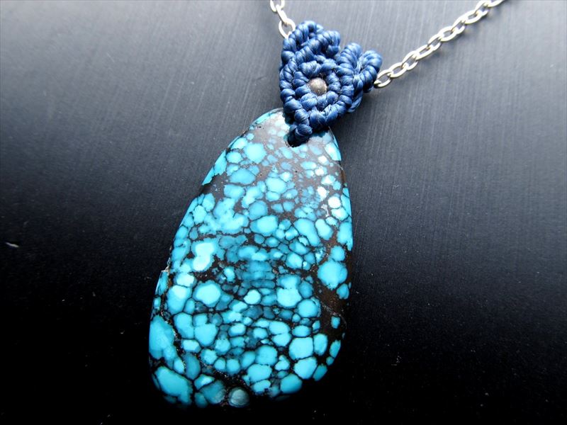 4A 天然無着色 スパイダーウェブターコイズ ペンダントトップ 石縦約39mm 重さ約8g 光沢あり 旅のお守りに pe-