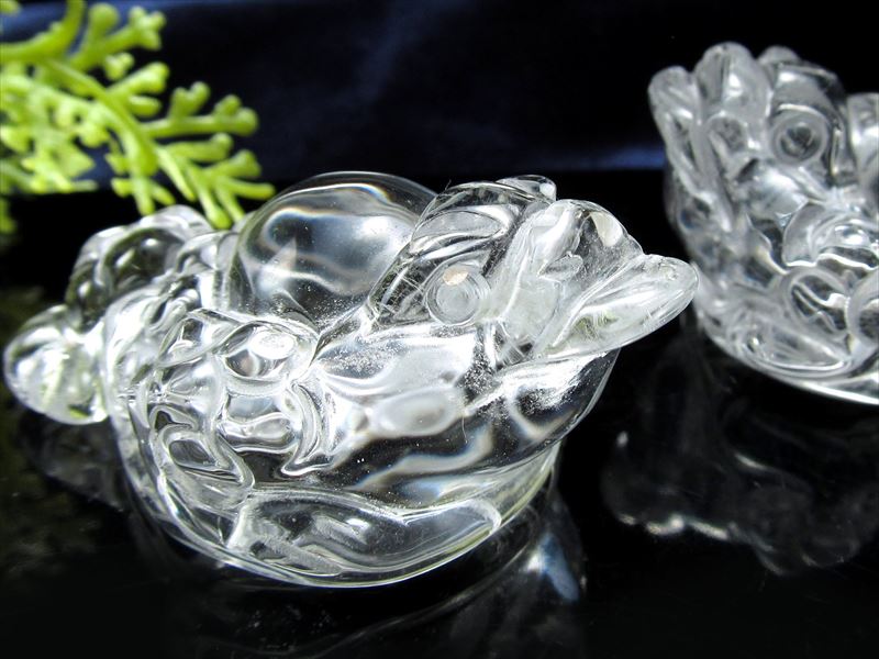 超透明 天然水晶 銭蛙 三本脚のカエル 彫刻置物 1個売り 幅約45mm-55mm 重さ30g-40g インテリアに 三本足のカエル 財を集めるかえる 極上蛙彫刻置物