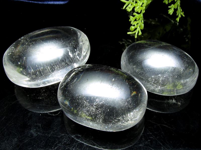 超透明 天然水晶ポリッシュタンブル 握り石 3個セット 重さの合計93g つやつや 磨き石 つるつるホットストーン 純粋と浄化を象徴する万能パワーストーン