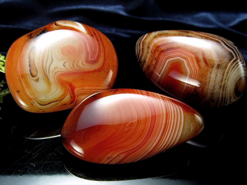 1個売り サードオニキス ポリッシュタンブル 重さ80g-100g 赤縞瑪瑙 手に馴染むサイズ感 8月の誕生石 ブラジル産 2023年4月入荷の画像あり パワーストーン