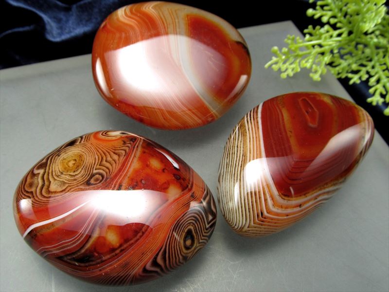 1個売り サードオニキス ポリッシュタンブル 重さ100g-150g しっかり大きめサイズ 赤縞瑪瑙 手に馴染むサイズ感 8月の誕生石 ブラジル産