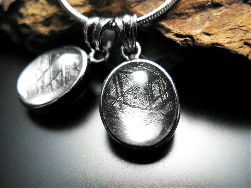 激安宣言 ギベオン 隕石 オーバル ペンダントトップ 縦約14mm 約2.6グラム 1個売り Silver925 メテオライト ナミビア・ハルダブ州産 geki-met2F36