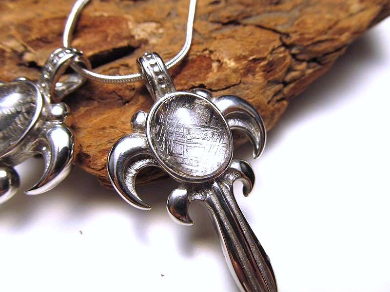 激安宣言 ギベオン 隕石 ペンダントトップ ソード型彫刻約10グラム 1個売り メテオライト ナミビア・ハルダブ州産 geki-met1D13