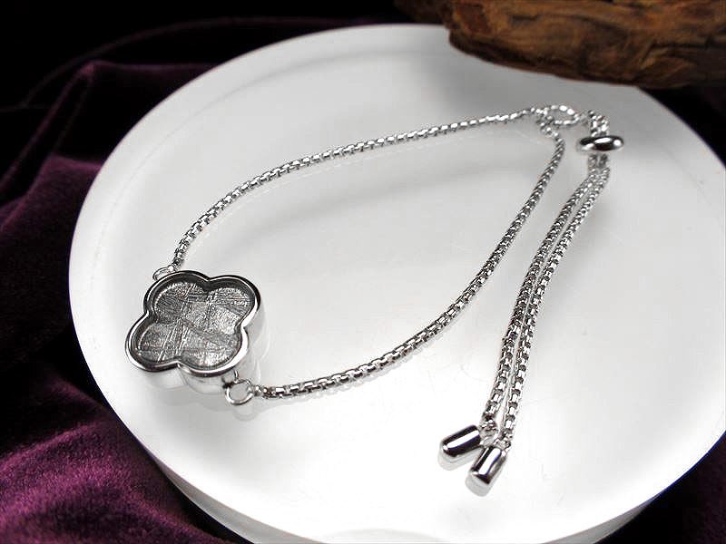 激安宣言 フラワーモチーフ ギベオンブレスレット シルバーカラー モチーフ最大幅約14mm メテオライト 隕石 アジャスターチェーンタイプ