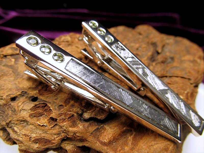 激安宣言 ギベオン タイピン メテオライト 隕石 SILVER925 全長約56mm 1個売り 極上モルダバイト装飾 ナミビア・ハルダブ州産 geki-met2F45