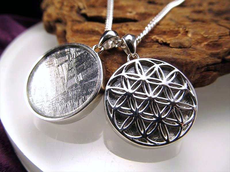 激安宣言 フラワー・オブ・ライフ ギベオンペンダントトップ シルバーカラー Mサイズ 縦約20mm 1個売り SILVER925 メテオライト 隕石 ナミビア・ハルダブ州産