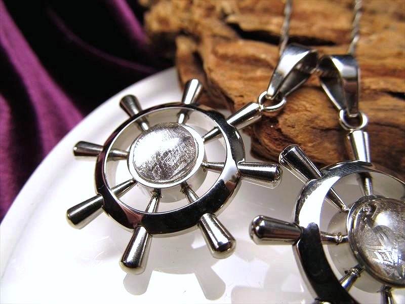 激安宣言 ギベオン ペンダントトップ 舵モチーフ 縦約28mm 1個売り STAINLESS STEELメテオライト 隕石 ナミビア・ハルダブ州産 geki-met1D9