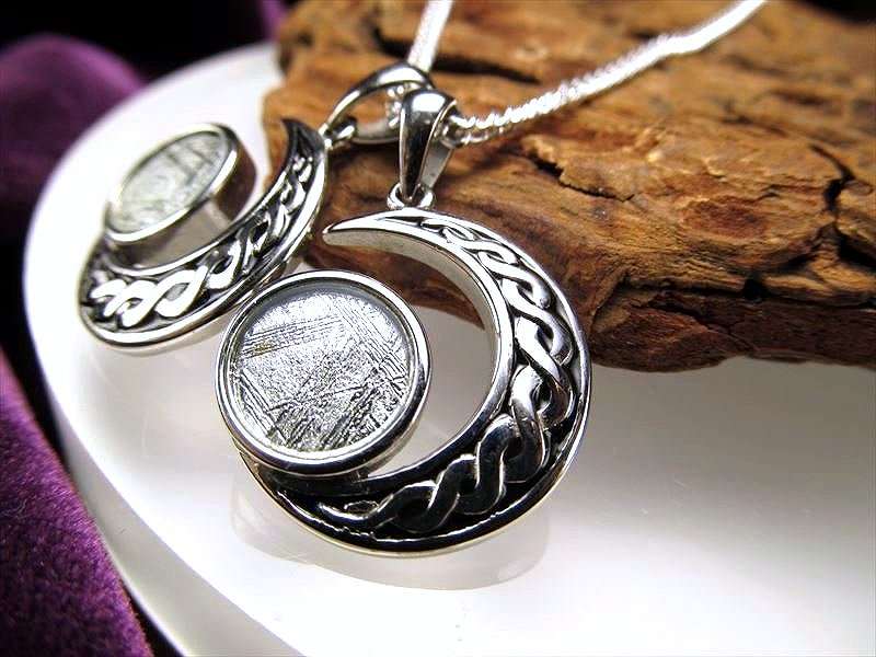 激安宣言 三日月ギベオンサークルペンダントトップ SILVER925 シルバーカラー 縦約20mm 1個売り メテオライト 隕石 ナミビア・ハルダブ州産 geki-met2F29