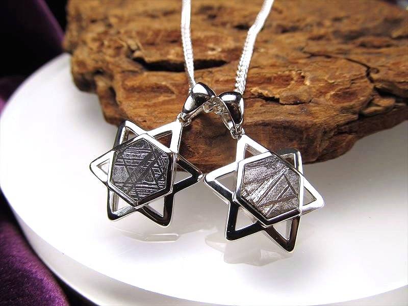 激安宣言 シックな六芒星デザインギベオンペンダントトップ SILVER925 シルバーカラー 縦約19mm 1個売り メテオライト 隕石 ナミビア・ハルダブ州産