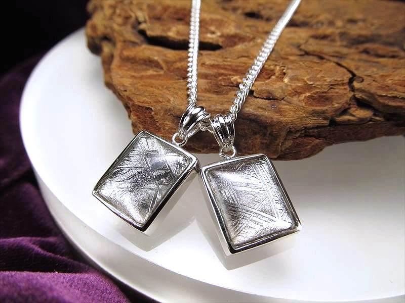 激安宣言 メテオライト隕石スクエアカット型ギベオンペンダントトップ シルバーカラー 最大幅約14mm 1個売り ナミビア・ハルダブ州産