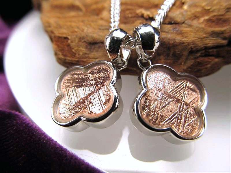 激安宣言 メテオライト隕石フラワーモチーフギベオンペンダントトップ ピンクゴールド 最大幅約13.5mm 1個売り 傑出した神秘的な模様