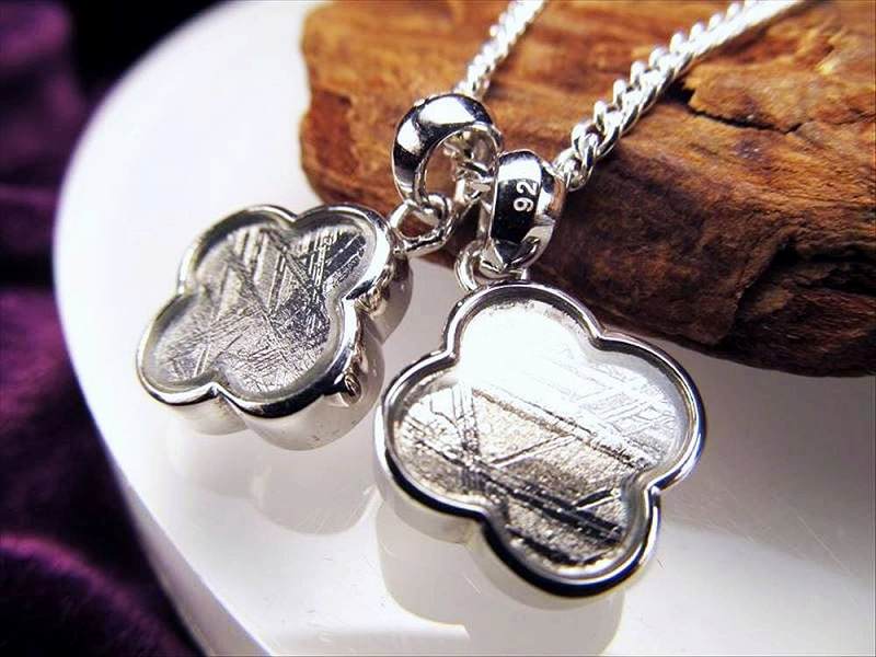 激安宣言 メテオライト隕石フラワーモチーフギベオンペンダントトップ シルバーカラー 最大幅約13.5mm 1個売り 傑出した神秘的な模様