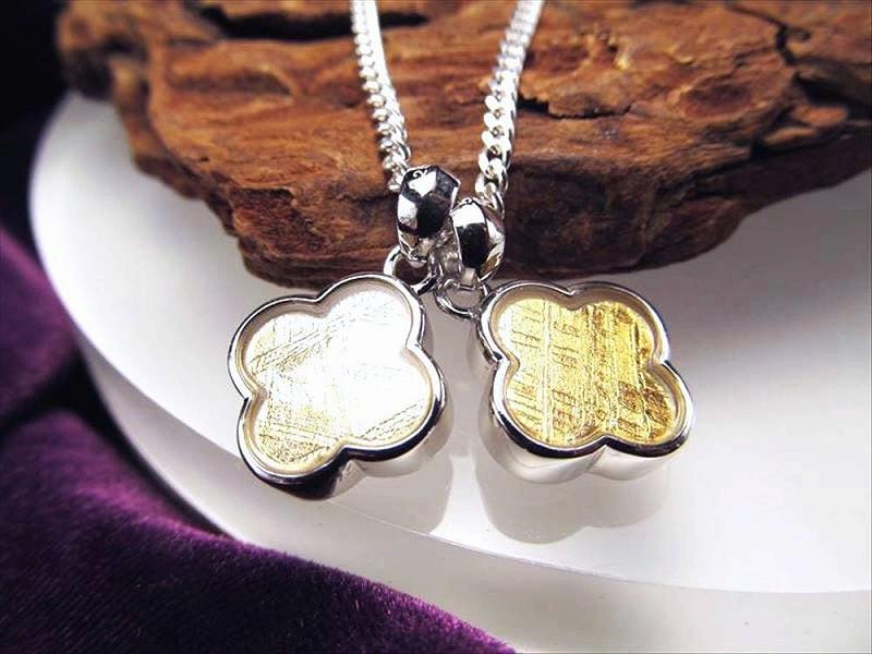 激安宣言 メテオライト隕石フラワーモチーフギベオンペンダントトップ ゴールドカラー 最大幅約13.5mm 1個売り 傑出した神秘的な模様