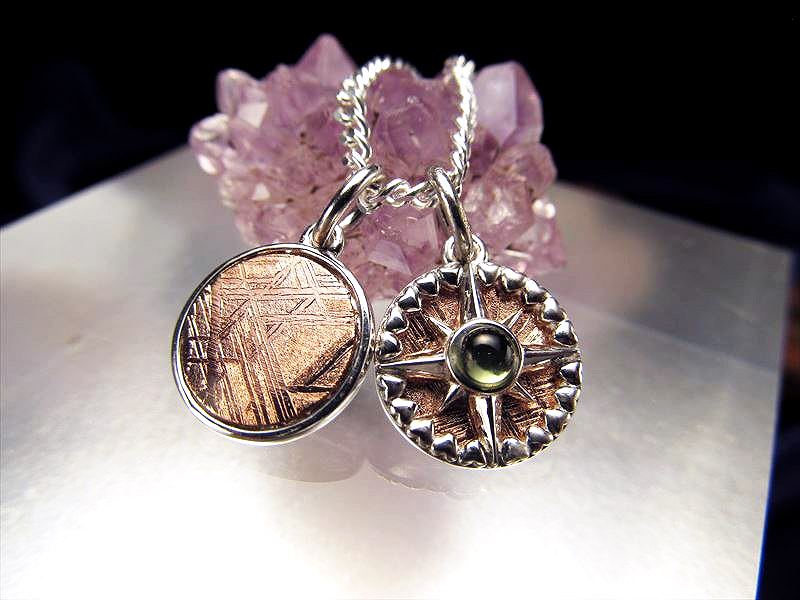 激安宣言 羅針盤モチーフギベオン チャーム＆ペンダントトップ ピンクゴールドカラー 直径約11.5mm 1個売り モルダバイト付メテオライト 隕石