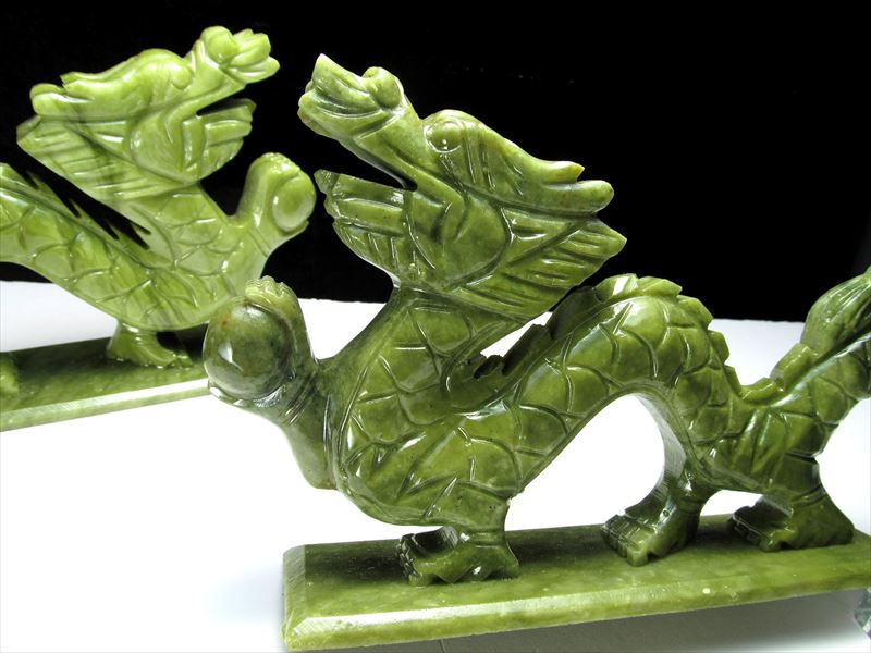 ライトグリーン 愛らしい表情タイプ 玉持ち龍神 サーペンティン 蛇紋石 龍彫刻置物 500-650g前後 縦約19cm×横約4.5cm×高さ約12.5cm 爽やかな新緑