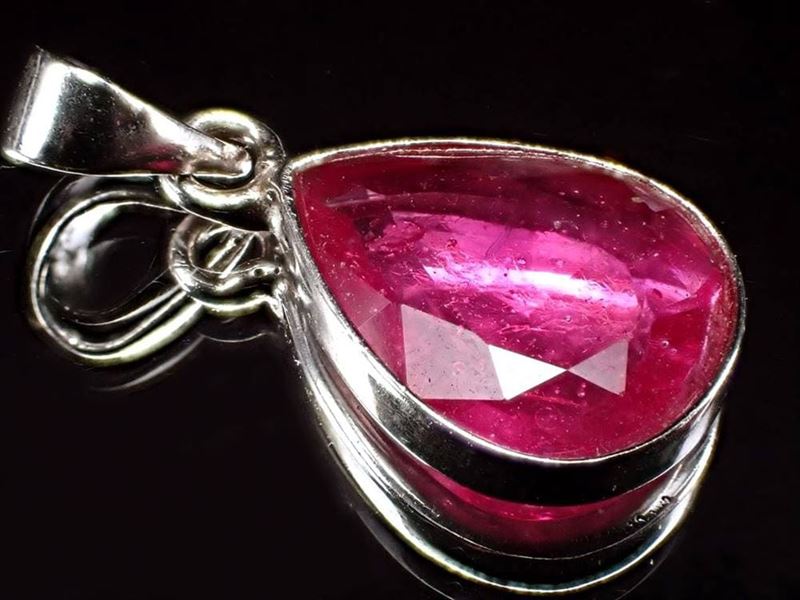 極上5A コスモスピンクサファイア ペンダントトップ ドロップカット 石サイズ縦約9mm 超透明 気品漂うカラー ミャンマー産
