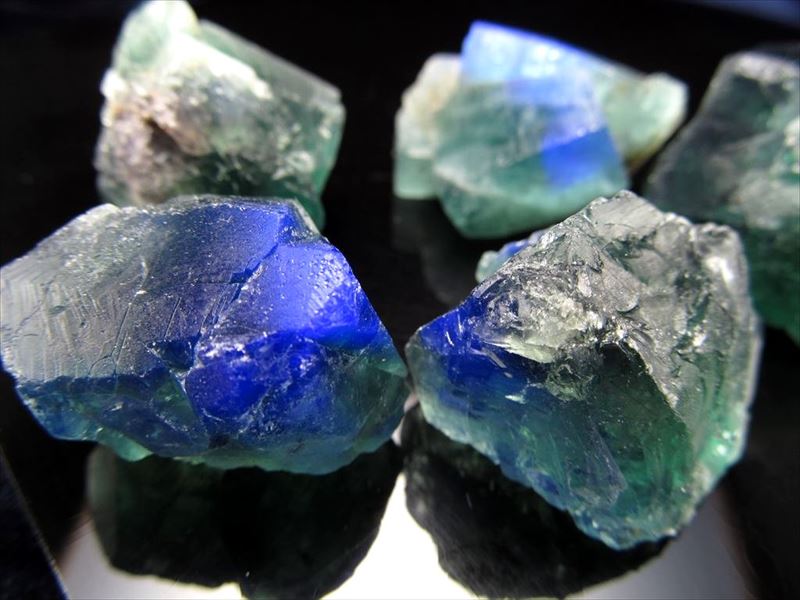 強蛍光 フローライト結晶原石 詰め合わせ Mサイズ 約100g入り 粒約20mm-30mm 神秘的美しさの結晶 イングランド・ダイアナマリア Diana Maria 鉱山産