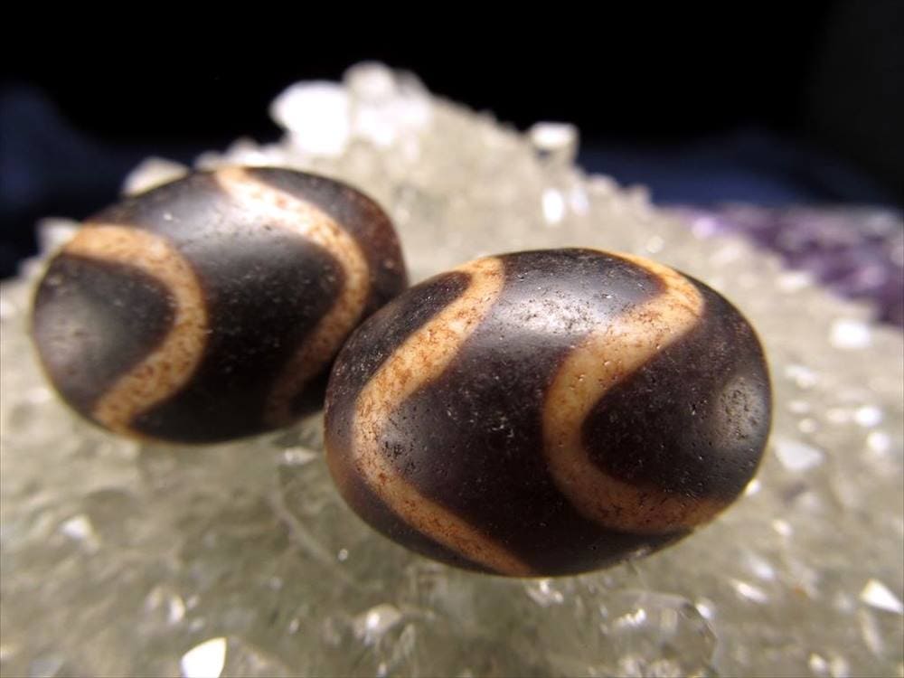 最高級 至純黒朱砂馬蹄痕 水紋虎牙天珠 すいもんこがてんじゅ 全長約20mm前後 1個売り 開運・財運招来・商売繁盛 ころんと可愛いミニ天珠 パワーストーン