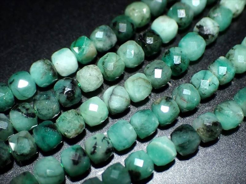 約4.5mm エメラルド キューブカット 一連 約38-40cm 翠緑玉 キラキラキューブカット コロンビア産 パワーストーン 天然石