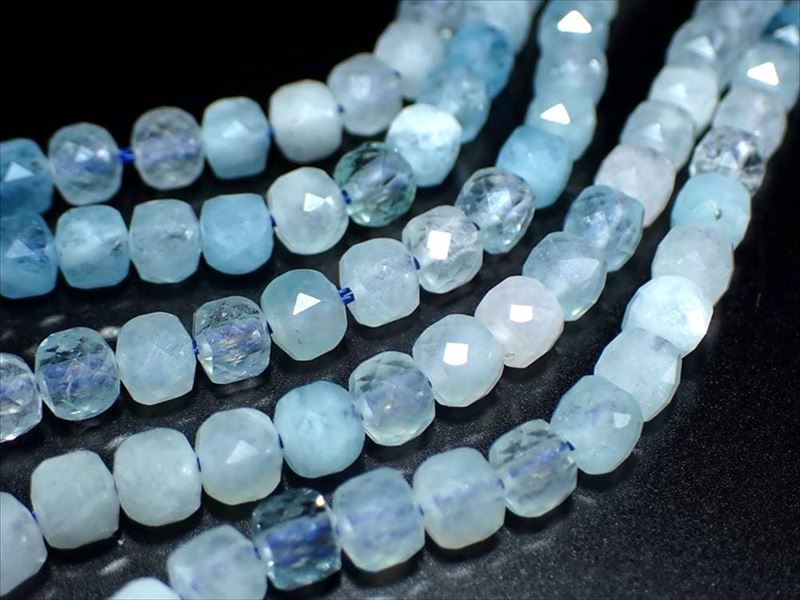 約4.5mm アクアマリン キューブカット 連 約38-40cm 緑柱石 キラキラキューブカット ブラジル産