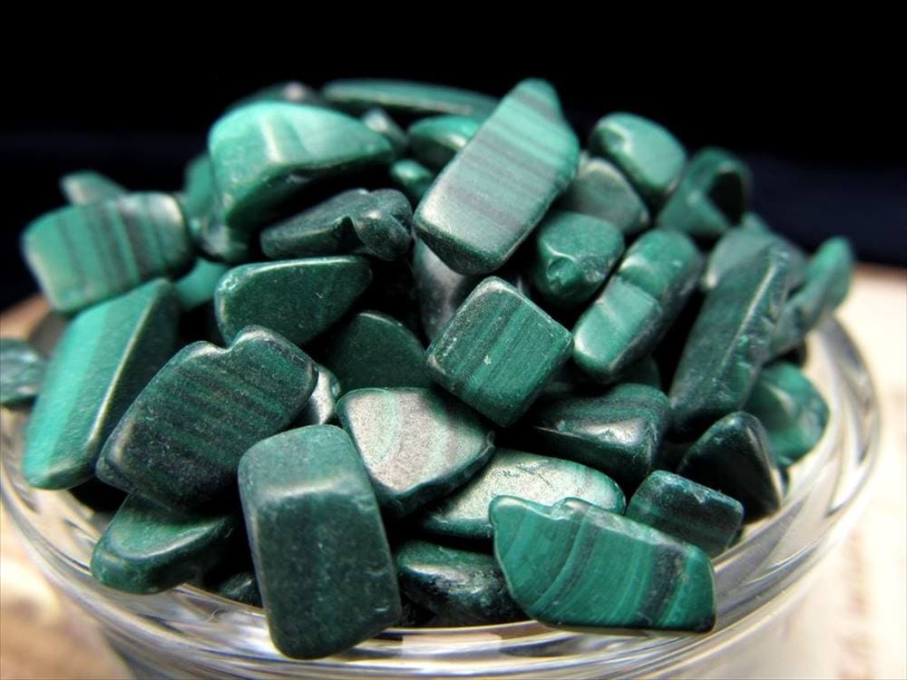 マラカイト さざれ 1袋約100g 粒約5mm-12mm 鮮やかグリーン 邪気をはね返すパワー 孔雀石 パワーストーン 天然石