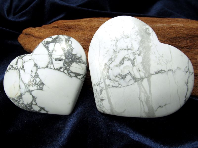 つやつや ハウライト ハート型タンブル 重さ 約140g-160g ぷっくり 唯一無二の模様 パワーストーン 天然石