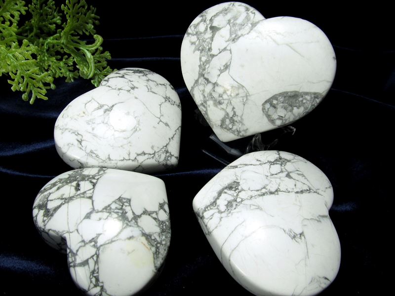 つやつや ハウライト ハート型タンブル 重さ 約100g-120g ぷっくり 唯一無二の模様 パワーストーン 天然石