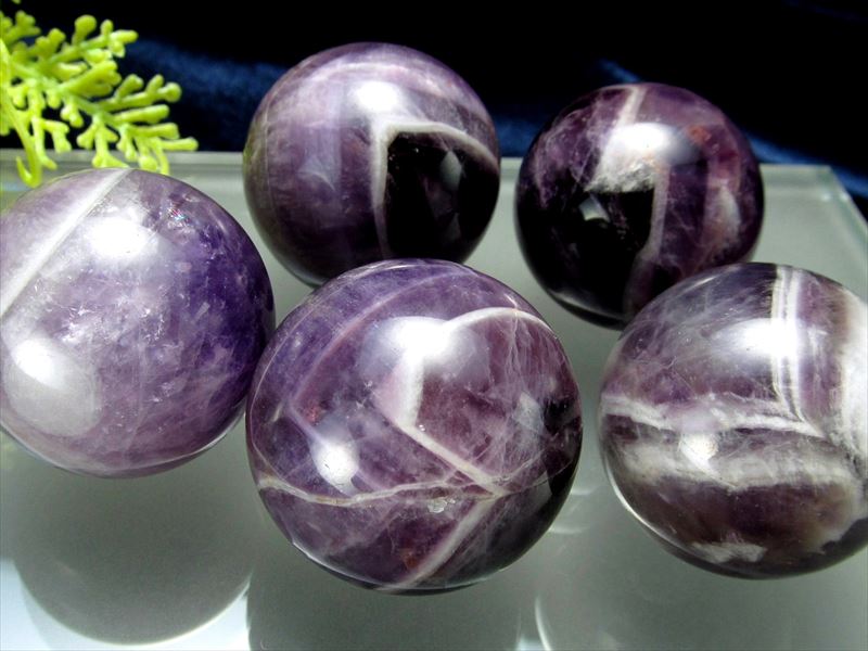 白と紫のコントラスト シェブロンアメジスト ケープアメジスト ミニ丸玉 1個売り 直径28ミリ-30ミリ くっきり山模様 愛の守護石 癒しと安らぎの石 ブラジル産