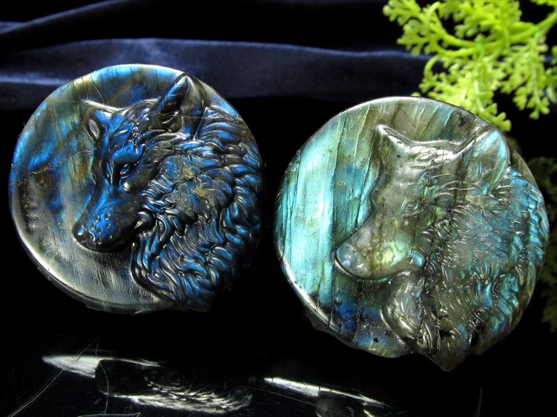 鮮やかシラー ラブラドライト オオカミ 狼 彫刻置物 1個売り 重さ約20g-40g 繊細な天然石彫刻置物 くっきり美麗レインボーシラー 月と太陽を象徴する石