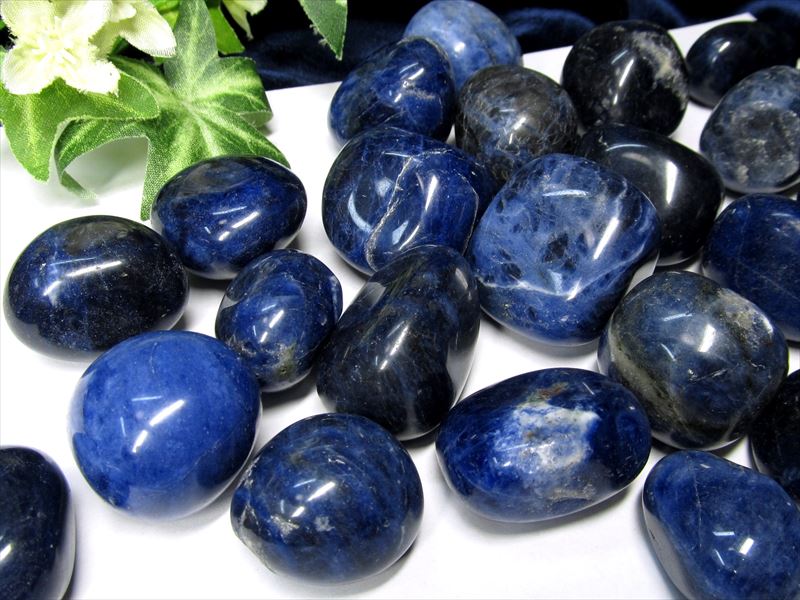 濃厚発色 ディープソーダライト 不定形タンブル 詰合せ 一袋約100g 約5-7個入り つやつや光沢のある濃色ディープブルー 夢や目標のサポートをする石 方曹達石