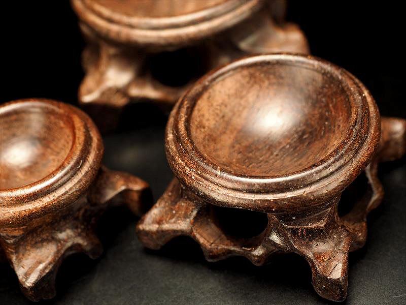 Mサイズ 丸玉用 木製台座 ブラウンカラー 円部分直径約43mm×高さ約24mm 天然木台座 趣きある質感 inmy