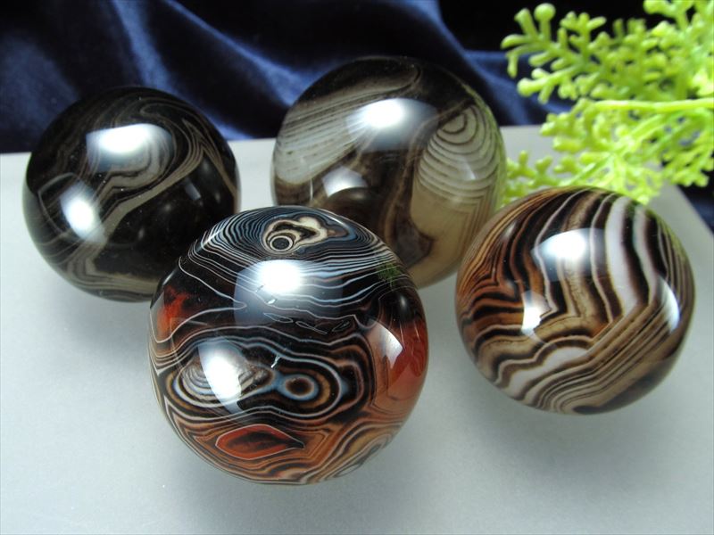 ダーク系カラー サードオニキス 丸玉 直径約28mm-30mm 赤縞瑪瑙 自然がつくりあげた神秘的なアート つやつや赤黒色に白い縞模様 夫婦の幸せのお守り