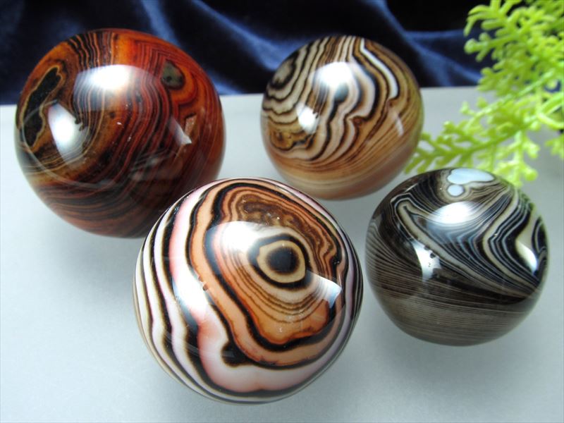 ダーク系カラー サードオニキス 丸玉 直径約34mm-36mm 赤縞瑪瑙 自然がつくりあげた神秘的なアート つやつや赤黒色に白い縞模様 夫婦の幸せのお守り