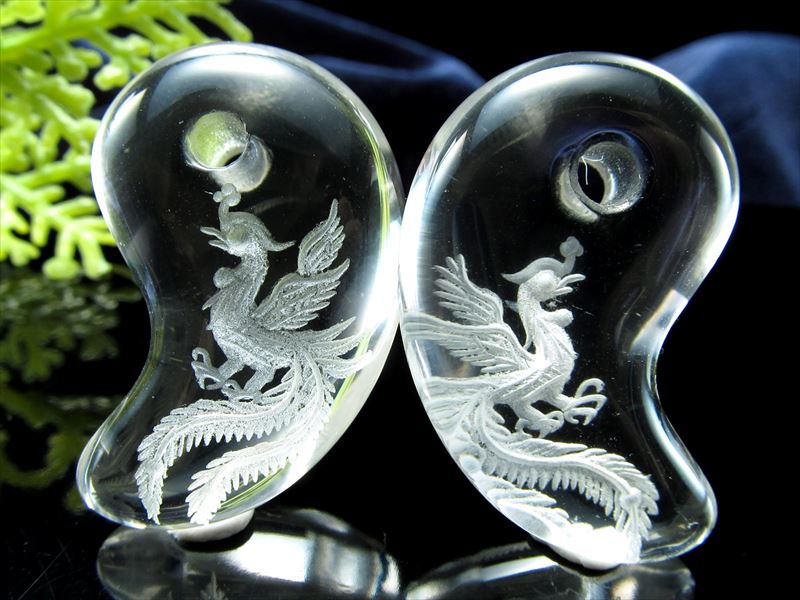 1個売り 吉祥の霊鳥 鳳凰 素彫り水晶勾玉 まがたま 縦約30mm×横約19mm 超透明天然水晶 すべての浄化と純粋さを象徴する石 パワーストーン 天然石