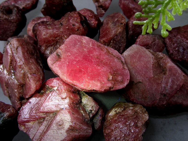 ブラックライトで光る ルビー ラフ原石 50gセット 一袋4-7個入り 宝石の女王 勝利と情熱を象徴する石 結晶原石 大人気のナチュラル原石 紅玉 マダガスカル産