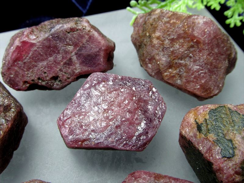 ブラックライトで光る ルビー ラフ原石 1個売り 重さ25g-35g 宝石の女王 勝利と情熱を象徴する石 結晶原石 大人気のナチュラル原石 紅玉 マダガスカル産