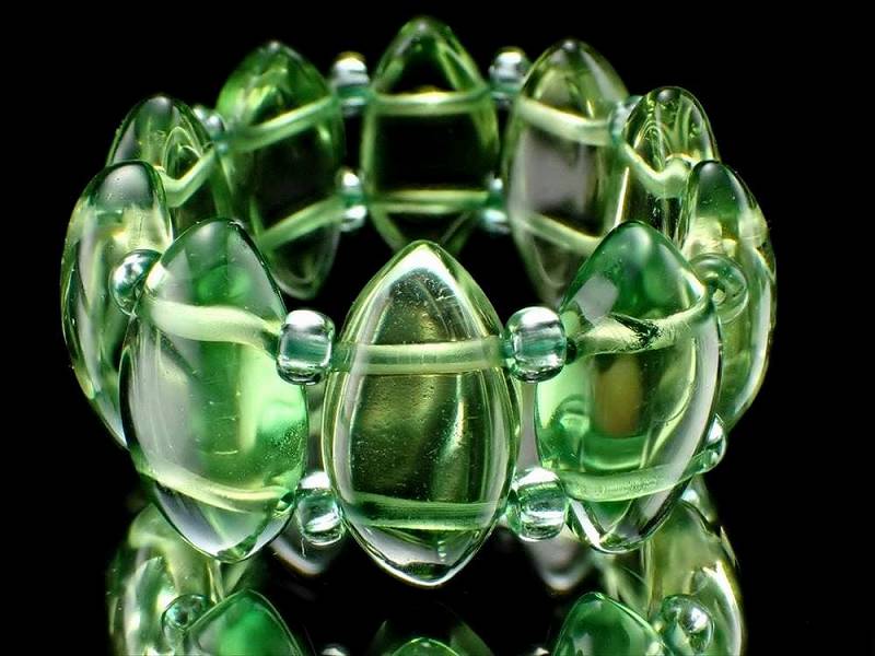 グリーンアンバー 天然琥珀 リーフカットリング 石サイズ縦幅約12mm 指輪 リング 植物由来ならではの優しい肌触り フリーサイズ タイプA バルト海産