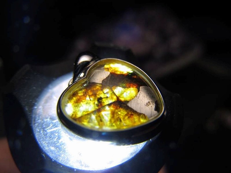 激レア パラサイト隕石 ペンダントトップ ハート 石部分約11mm 約1.7g 地球外の鉱物 宇宙に想いを馳せる神秘の隕石 みなぎる最強パワー・生命力を活性化