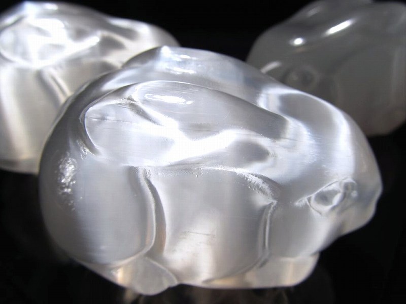 セレナイト(透石膏)雪兎(ウサギ)彫刻置物 最大幅約8cm 1個売り 干支 縁起物 雪うさぎモチーフ 子孫繁栄・商売繁盛 聖母マリアのガラス インテリアや贈り物に